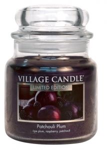 VILLAGE CANDLE VONNÁ SVÍČKA VE SKLE, ŠVESTKA A PAČULI - PATCHOULI PLUM, 16OZ