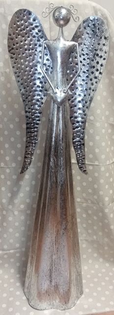 Plechový anděl se srdíčkem, stříbrný s patinou 98,5 cm