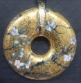 Goebel Náhrdelník Mandlovník 5 cm, porcelán, V. van Gogh